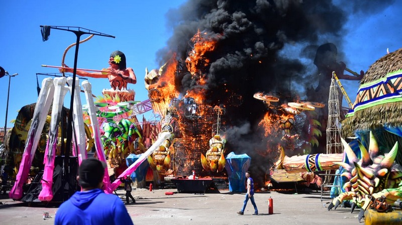 Fogo queimou toda a alegoria e bombeiros evitaram que se propagasse para outras ornamentações (Foto Bombeiros/Divulgação)