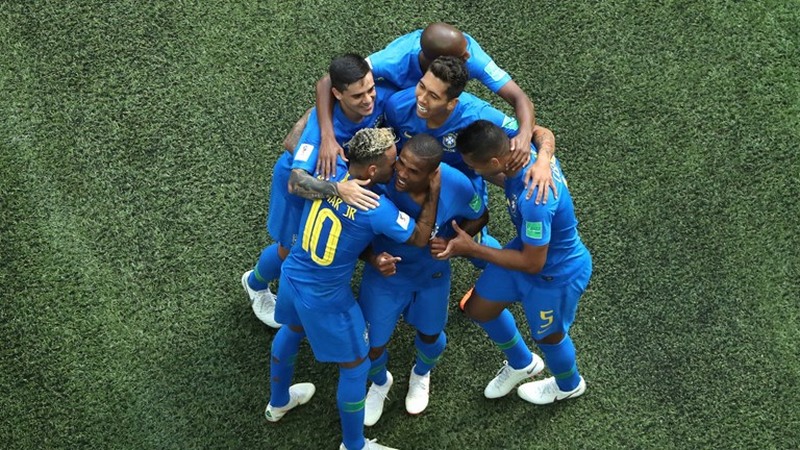 Jogadores celebram gol de Neymar após sufoco contra a Costa Rica (Foto: Fifa/Divulgação)