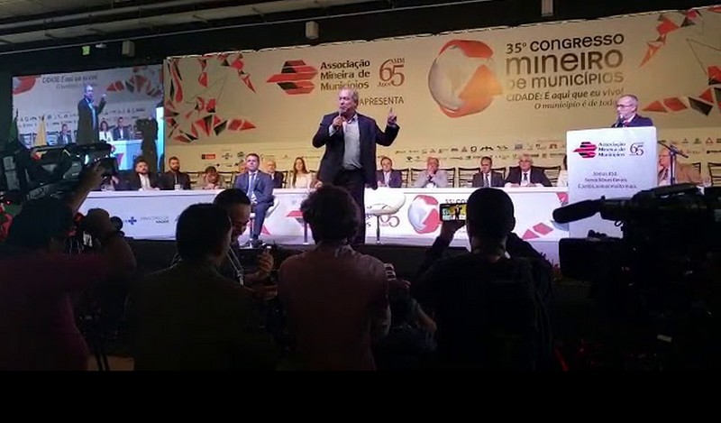Ciro Gomes se irritou durante o debate deixou o evento sem fazer as considerações finais (Foto: YouTube /Reprodução)