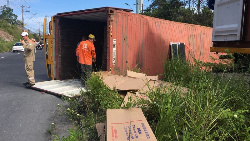 Contêiner tombou em retorno no Distrito Industrial de Manaus. Ninguém ficou ferido (Foto: Manaustrans/Divulgação)