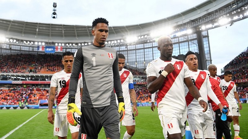 Jogadores peruanos saíram de campo desolados após derrotar para a França (Foto: Fifa/Divulgação)