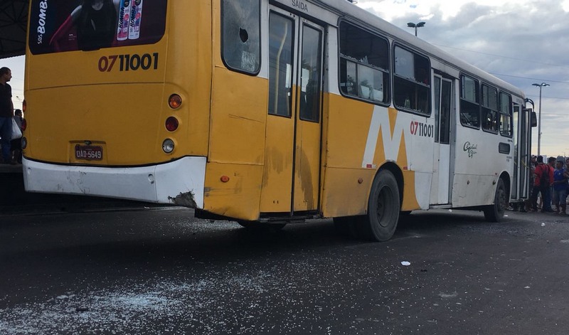 Janelas de ônibus foram quebradas com pedras por usuários no terminal T4 (Foto: Patrick Motta/ATUAL)