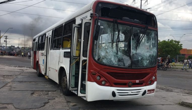 Ônibus foi depredado por passageiros no Terminal de Integração T4, na zona leste de Manaus (Foto: Patrick Motta/ATUAL)