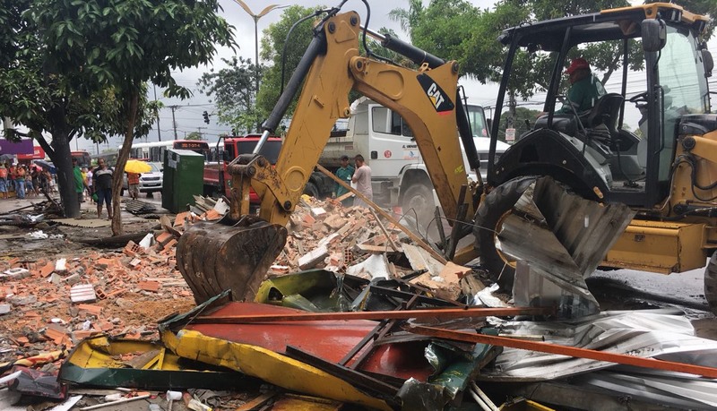 Barracas foram derrubadas com uso de trator e removidas de área pública na zona norte de Manaus (Foto: Patrick Motta/ATUAL)