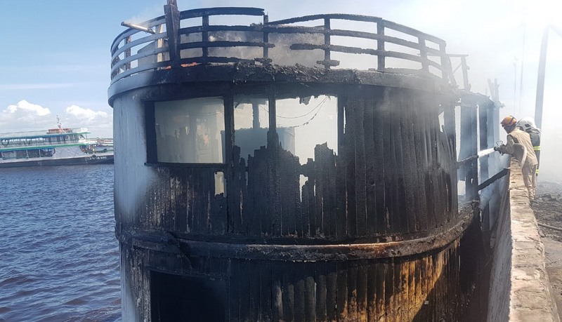 Estrutura para passageiros e tripulação foi destruída, mas base do barco não foi atingida (Foto: Corpo de Bombeiros/Divulgação)