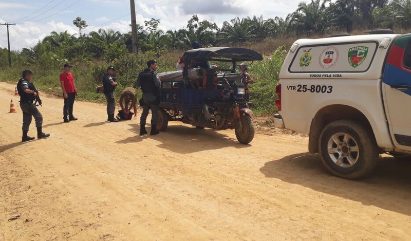 Barreiras policiais vistoriam veículos em estrada de acesso a Tabatinga: operação de combate ao tráfico e contrabando (Foto: SSP-AM/Divulgação)