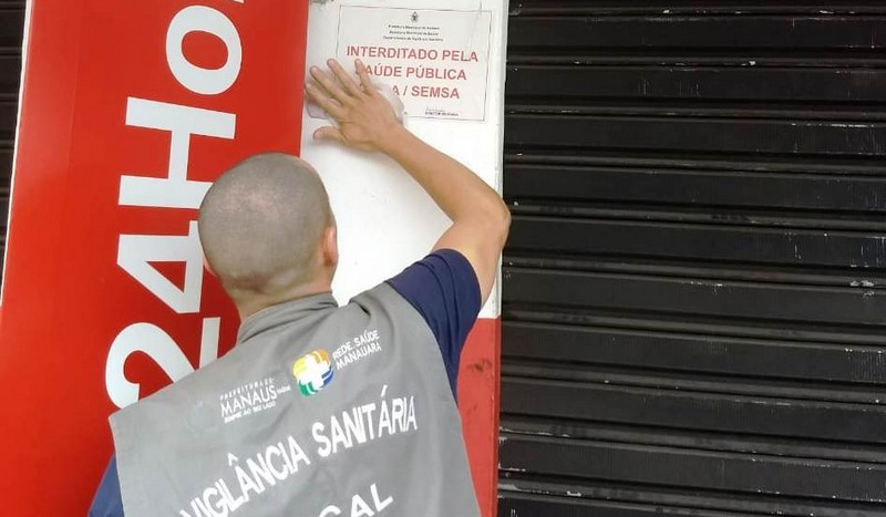 Vigilância Sanitária nterditou a farmácia Sempre Bela Cosméticos, que funcionava irregularmente no bairro Jorge Teixeira (Foto: Andréa Arruda/Visa)