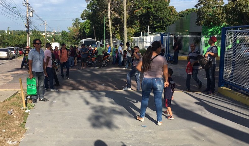 Trabalhadores procuraram sede da Gradiente em Manaus para entregar currículos na manhã desta sexta-feira (Foto: Patrick Motta/ATUAL)