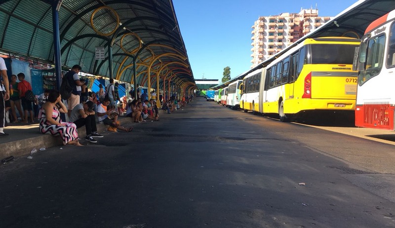 Usuários esperaram sentados em terminal de ônibus no Centro de Manaus. ônibus ficaram parados (Foto: Patrick Motta/ATUAL)