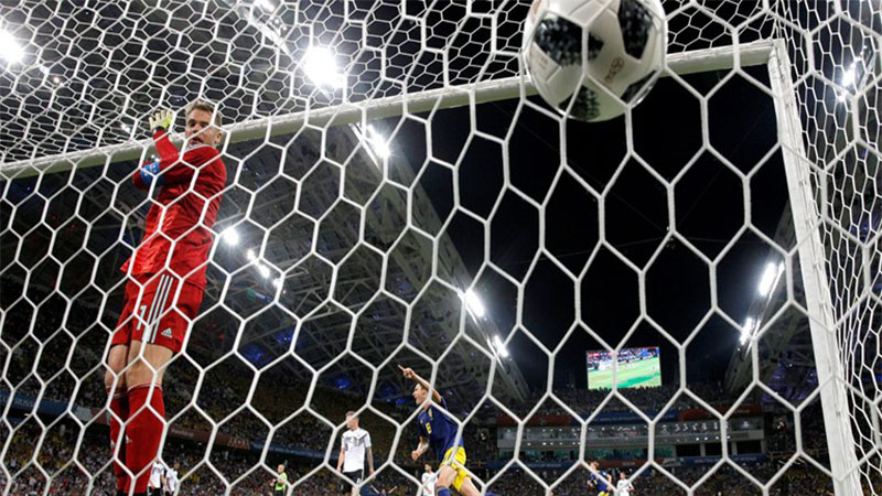 Goleiro alem"ao Neuer vë bola entrar no gol em chute por cobertura e Suécia abrir o placar (Foto: Fifa/Divulgação)
