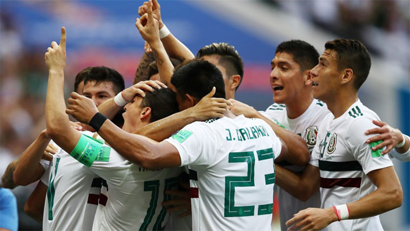 Jogadores do México festejam gol na vitória sobre a Coreia do Sul que aproximou time da classificação (Foto: Fifa/Divulgação)