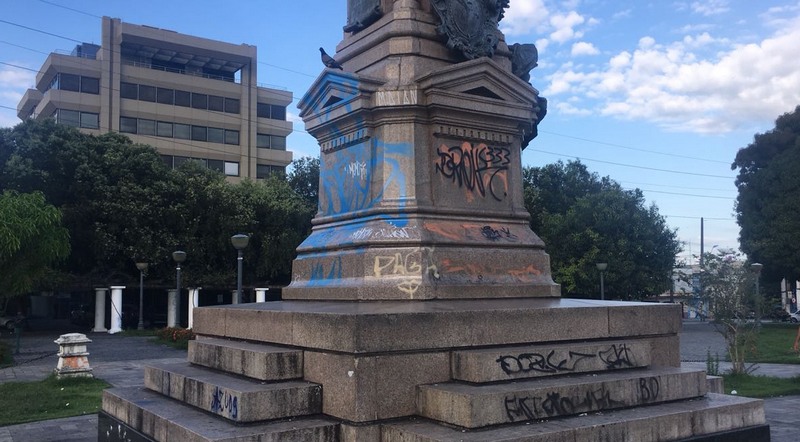 Monumento em homenagem a Tenreiro Aranha foi pichado da base ao topo (Foto: Patrick Motta/ATUAL)