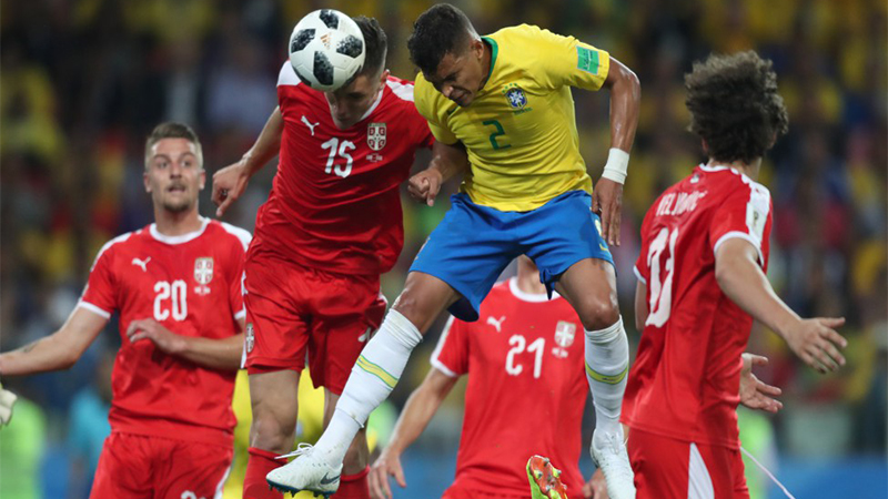 Thiago Silva em disputa de bola aérea com zagueiros da Sérvia: tática foi mais eficiente com o Brasil (Foto: Lucas Figueiredo/CBF)