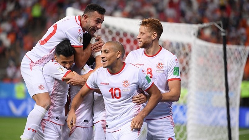 Jogadores da Tunísia festejaram gol e vitória, a primeira em Copa do Mundo em 40 anos (Foto: Fifa/Divulgação)