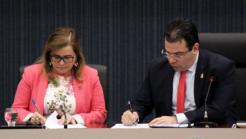 Yara Lins e Wilker Barreto assinam termo de cooperação formaliza a auditoria do TCE no canteiro de obras da CMM (Foto: Robervaldo Rocha)