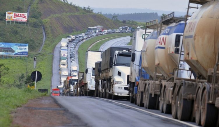 Empresas alegam inconstitucionalidade da medida que institui a política de preços do transporte rodoviário de cargas (Foto: Agência Brasil)