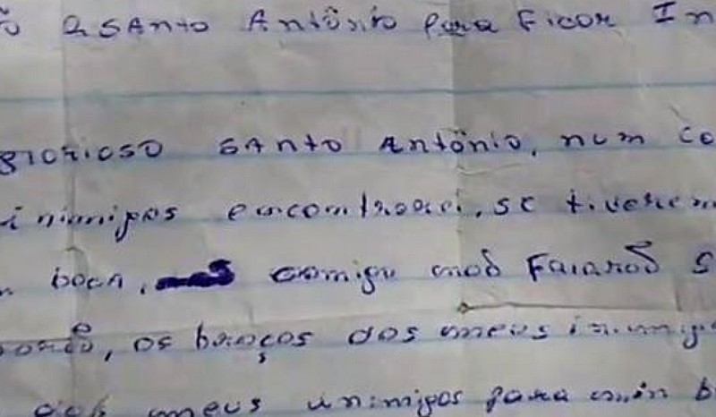 Na carteira do suspeito havia uma oração a Santo Antônio "para ficar invisível" (Foto: Divulgação)
