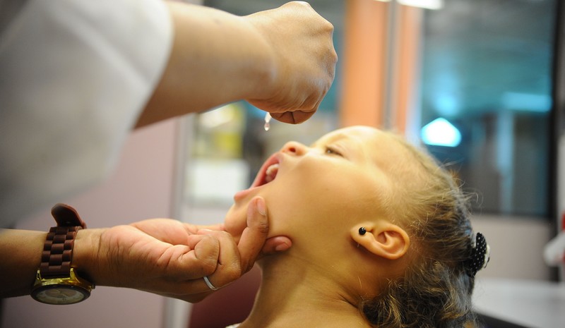 Público alvo da campanha contra a pólio são as crianças e a imunização completa se dá em três doses (Foto: Tomaz Silva/Agência Brasil)