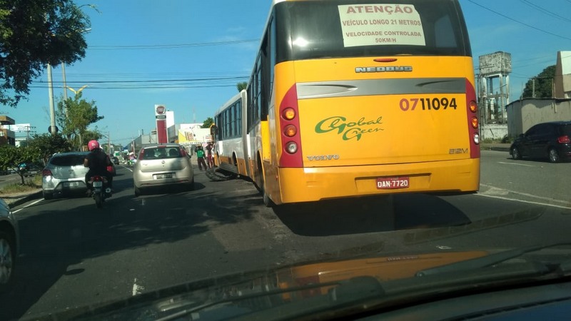 Com pneu estourado, ônibus dificultou trânsito e deixou passageiros a pé (Foto: ATUAL)