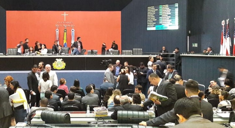 Plenário da ALE na sessão desta quinta-feira: deputados aprovaram redução de verba para DPE e aumento para o próprio Legislativo (Foto: ATUAL)