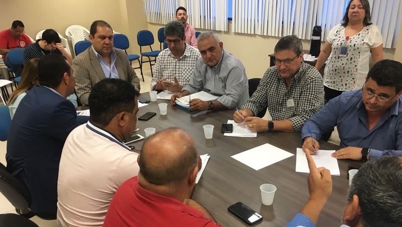 Acir Gurgacz (centro, camisa quadriculada) reclamou de concorrência de Executivos e de precariedade da mobilidade urbana em Manaus (Foto: Patrick Motta/ATUAL)