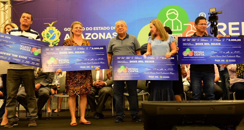 Governador Amazonino Mendes fez entrega simbólica de cheques do programa Renda Certa (Foto: Clóvis Miranda/Secom)