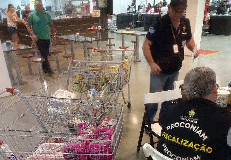 Fiscais do Procon vistoriaram produtos em loja do Atack em Manaus (Foto: Procon/Divulgação)
