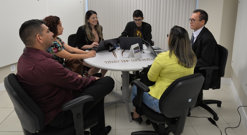 Representantes da Microsoft e advogados de trabalhadores negociaram acordo para encerrar processos (Foto: TRT11)
