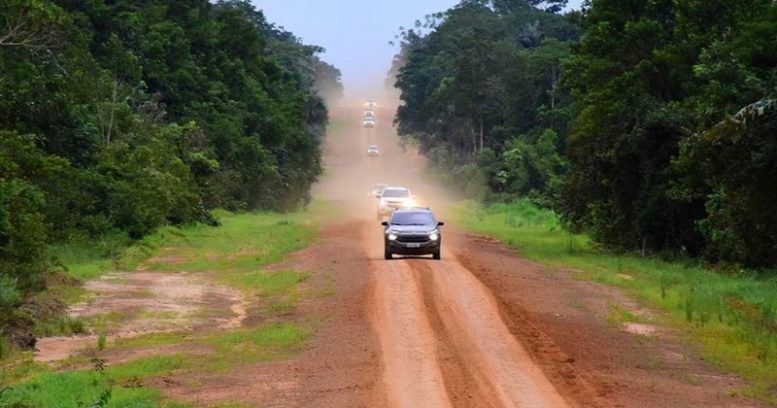 Trecho da BR-319 entre o Amazonas e Rondônia não é asfaltado (Foto: Dhyeizo Lemos e Joel Arthus/ALE-AM)