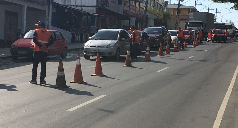 Agentes de trânsito fazem abordagem a motoristas para verificar regularização de veículos (Foto: Patrick Motta/ATUAL)