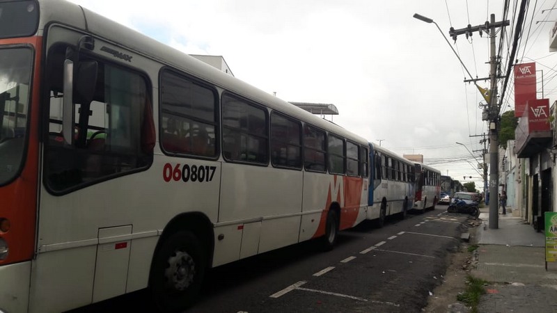 Motoristas pararam circulação de ônibus no Centro de Manaus em protesto contra atraso de salário (Foto: Henderson Martins/ATUAL)