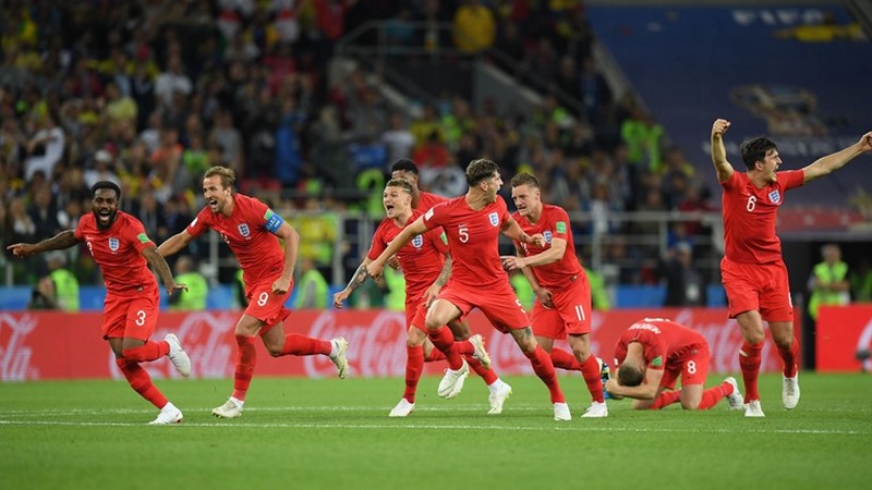 Jogadores da Inglaterra festejam classificação às quartas de final da Copa ao venceram nos pênaltis (Foto: Fifa/Divulgação)