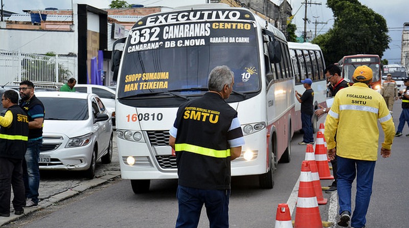 SMTU fiscaliza ônibus executivos em Manaus: Sinetram se queixa da concorrência (Foto: Márcio James/Semcom)