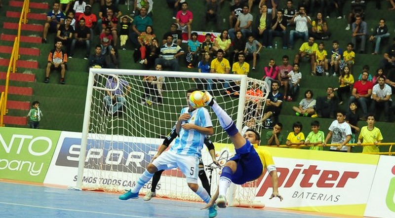 Falcão, um dos astros da Seleção Brasileira, deve jogar novamente em Manaus (Foto: Ricardo Artifon/CBFS)