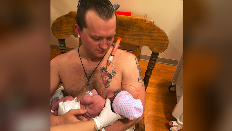 Maxamillian Kendall Neubauer usa mamilo falso para dar leite materno á filha recém-nascida (Foto: Facebook/Reprodução)