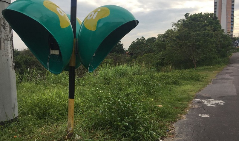 Orelhões da Oi no Conjunto Morada do Sol, em Manaus: mato dificulta acesso e um dos aparelhos está inativo (Foto: Patrick Motta/ATUAL)