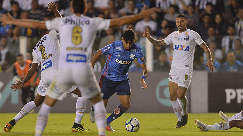 Paquetá tenta passar por marcadores do Santos em jogo que terminal empatado (Foto: Staff Images/Flamengo)