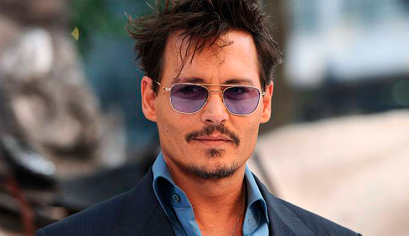 Oi?! Johnny Depp faz imitação de Jack Sparrow em julgamento contra Amber  Heard - CinePOP