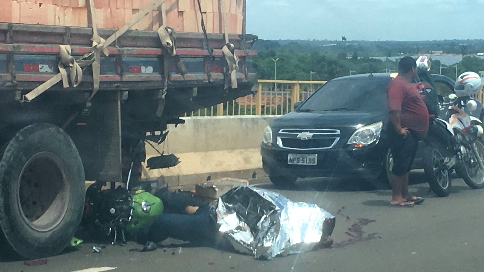 Caminhão estava parado na Ponte Rio Negro e motociclista bateu na traseira do veículo (Foto: Divulgação)