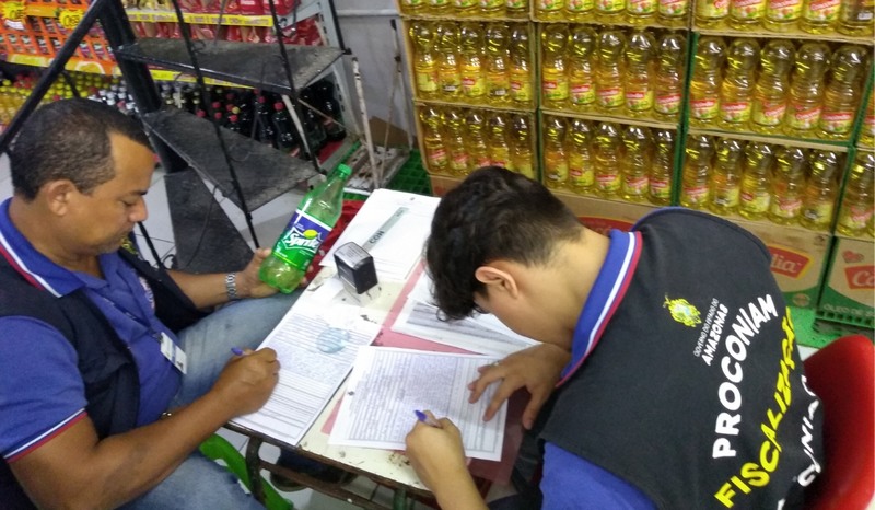 Fiscais do Procon autuaram estabelecimento por vender alimentos impróprios para o consumo (Foto: Procon/Divulgação)