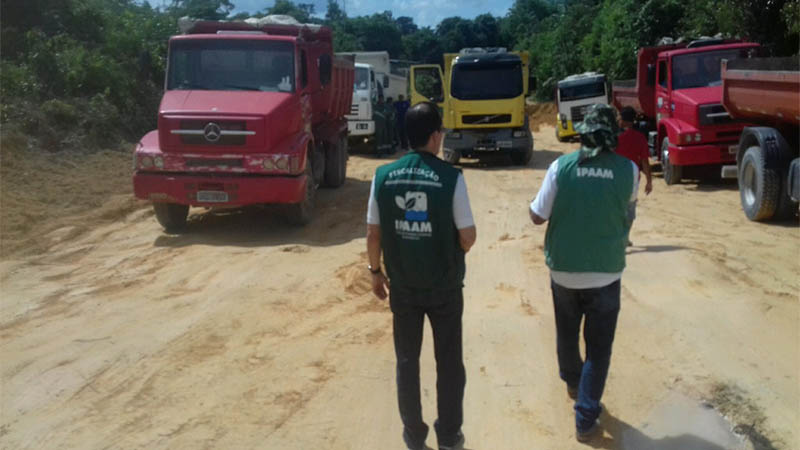 Agentes do Ipaam apreenderam caçambas carregando barro de área de proteção ambiental no Amazonas (Foto: Ipaam/Divulgação)