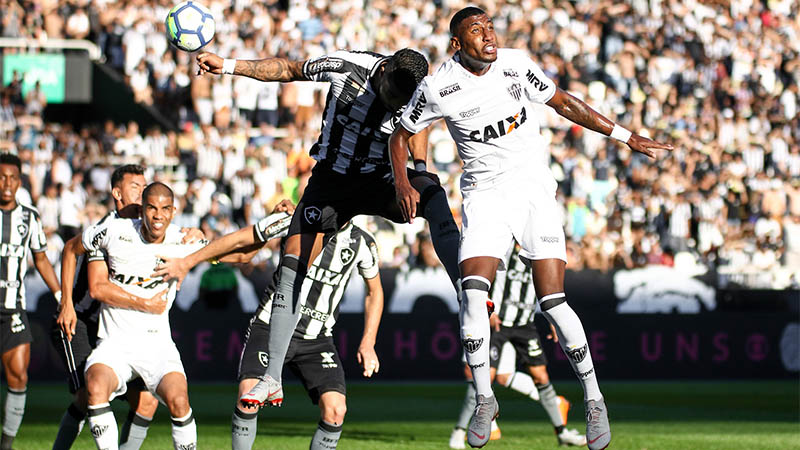 Atlético Mineiro (de bbranco) levou a melhor sore o Botafogo e se manteve próximo dos quatro primeiros do Brasileirão (Foto: Bruno Cantini-Atlético-MG)