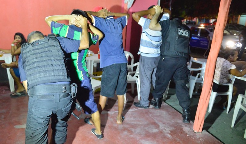 Frequentadores em bares foram revistados policiais. Doze estabelecimento foram fechados por irregularidades (Foto: SSP-AM/Divulgação)