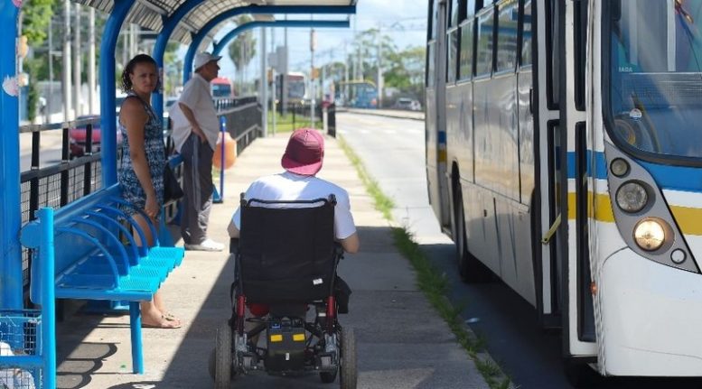 Cadeirantes têm dificuldades para pegar ônibus devido à recusa de motoristas e problemas em elevador dos veículos (Foto: Leonardo Contursi/CMPA)