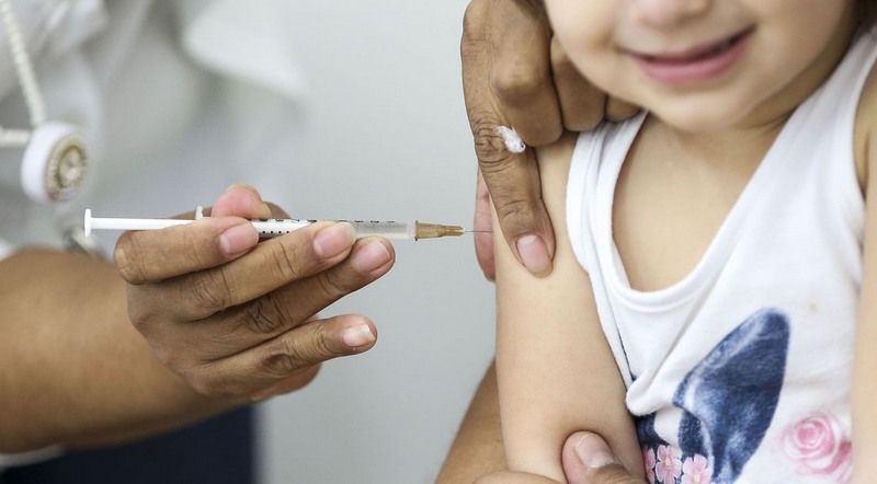 Pais devem levar os filhos aos postos de saúde para imunizá-los contra o sarampo (Foto: Marcelo Camargo/ABr)