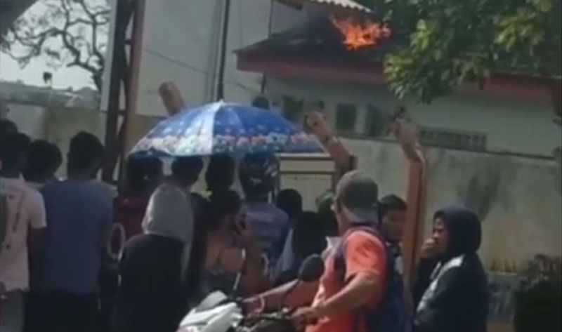 Presos atearam fogo na delegacia. Não há informações sobre fugas ou feridos na rebelião (Foto: WhatsApp/Reprodução)