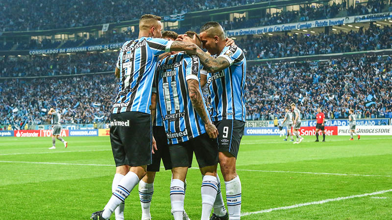 Jogadores comemoram gol de Alisson que levou decisão para os pênaltis, vencida pelo Grêmio (Foto: Lucas Uebel/Grêmio FBPA)