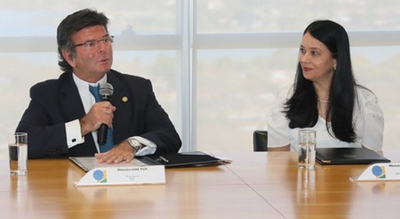 Ministro Luiz Fux e a advogada-geral da União Grace Mendonça firmaram acordo de cooperação (Foto: TSE/Divulgação)