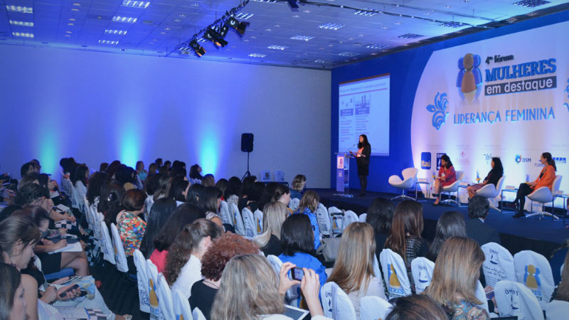 Mulheres em congresso sobre liderança feminina: busca por mais espaço na direção das empresas (Foto: Divulgação)