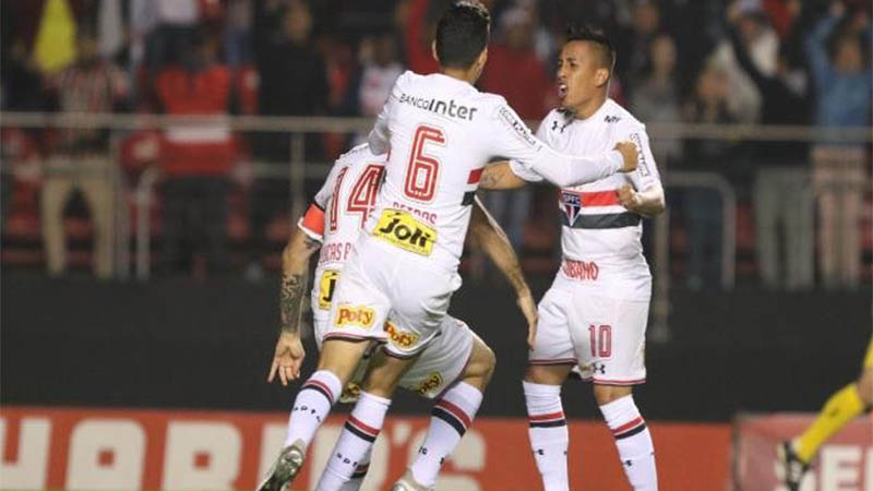 Jogadores do São Paulo festejam gol: vitória sobre a Chape garantiu liderança (Foto: Rubens Chiri/saopaulofc.net)